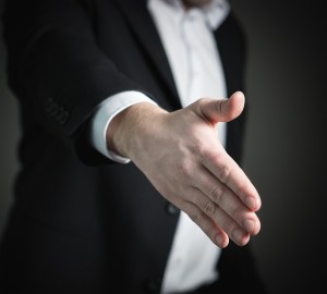 handshake-2056021_640